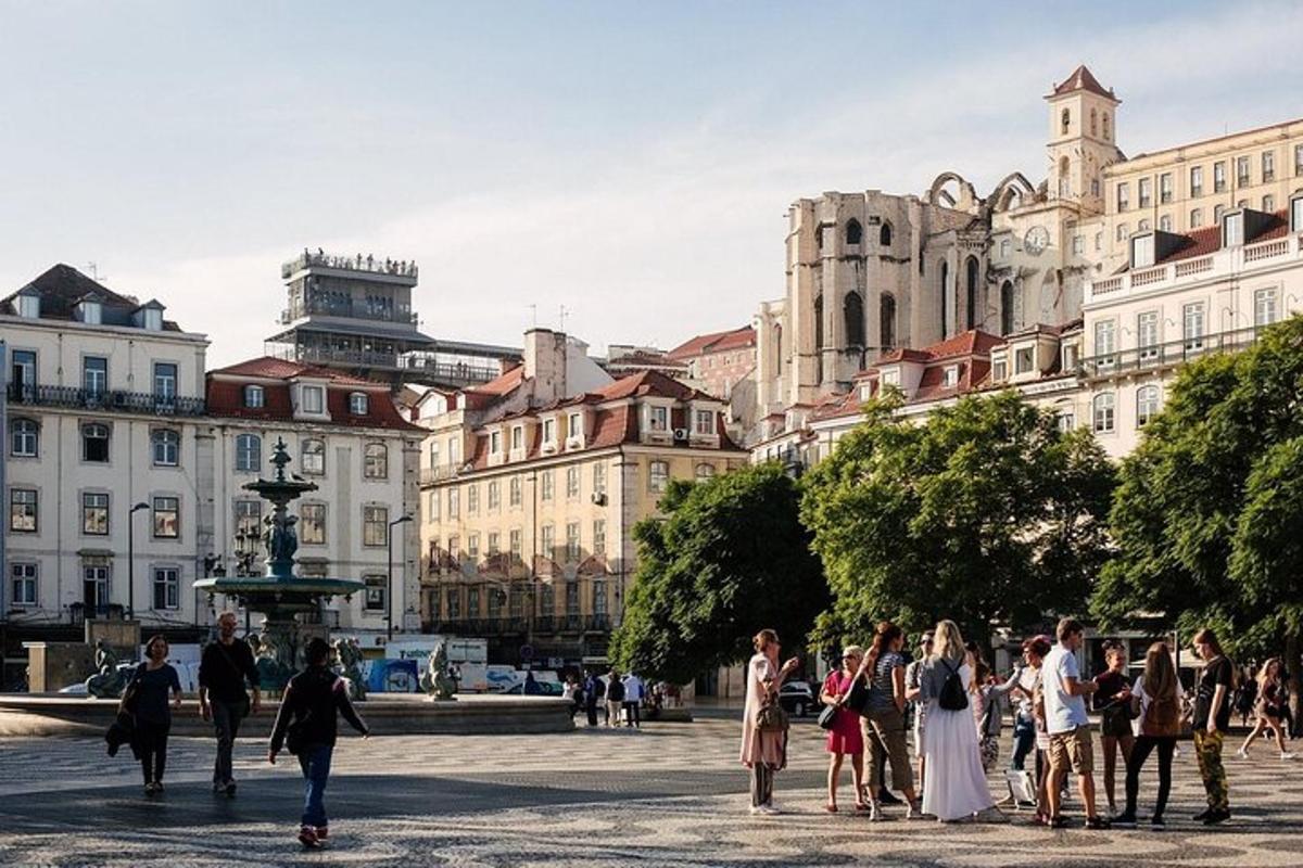 un gruppo di persone che camminano in una città con edifici