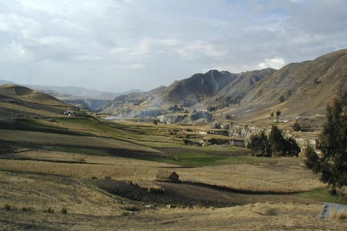 o vedere a unei văi dintr-un lanț muntos