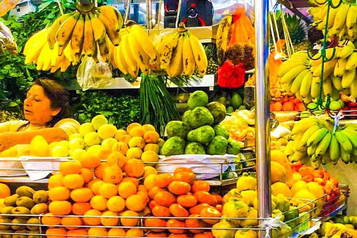 una mostra di frutta e verdura in un mercato