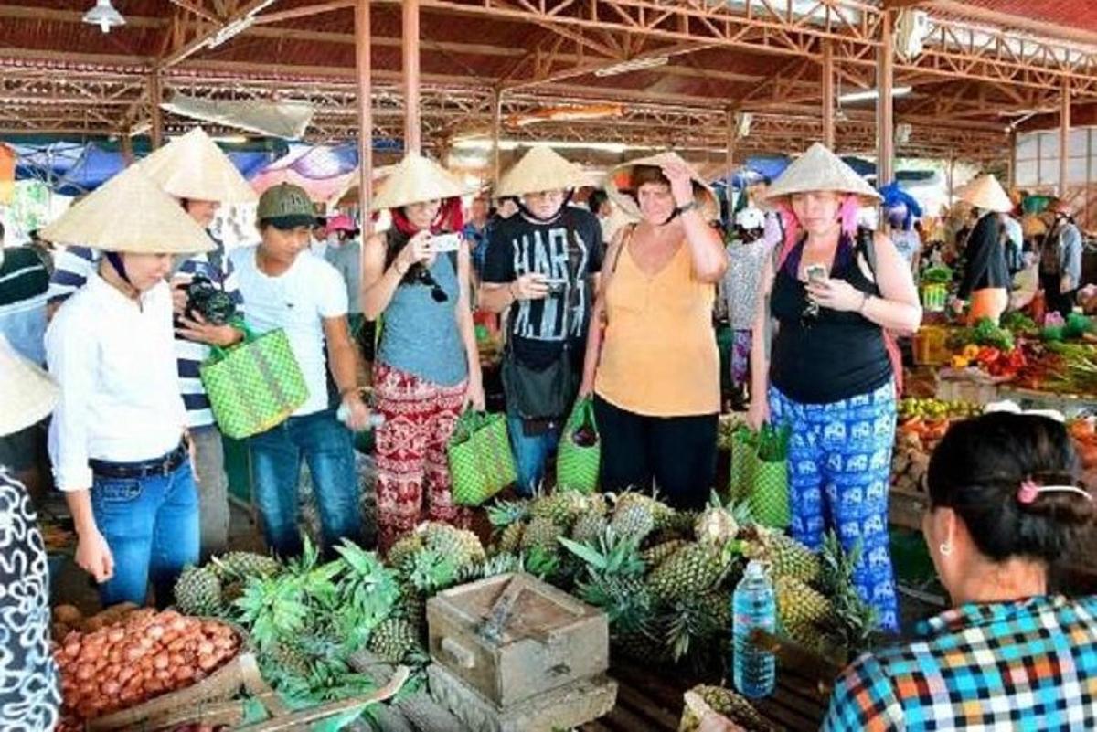 um grupo de pessoas em um mercado com produtos