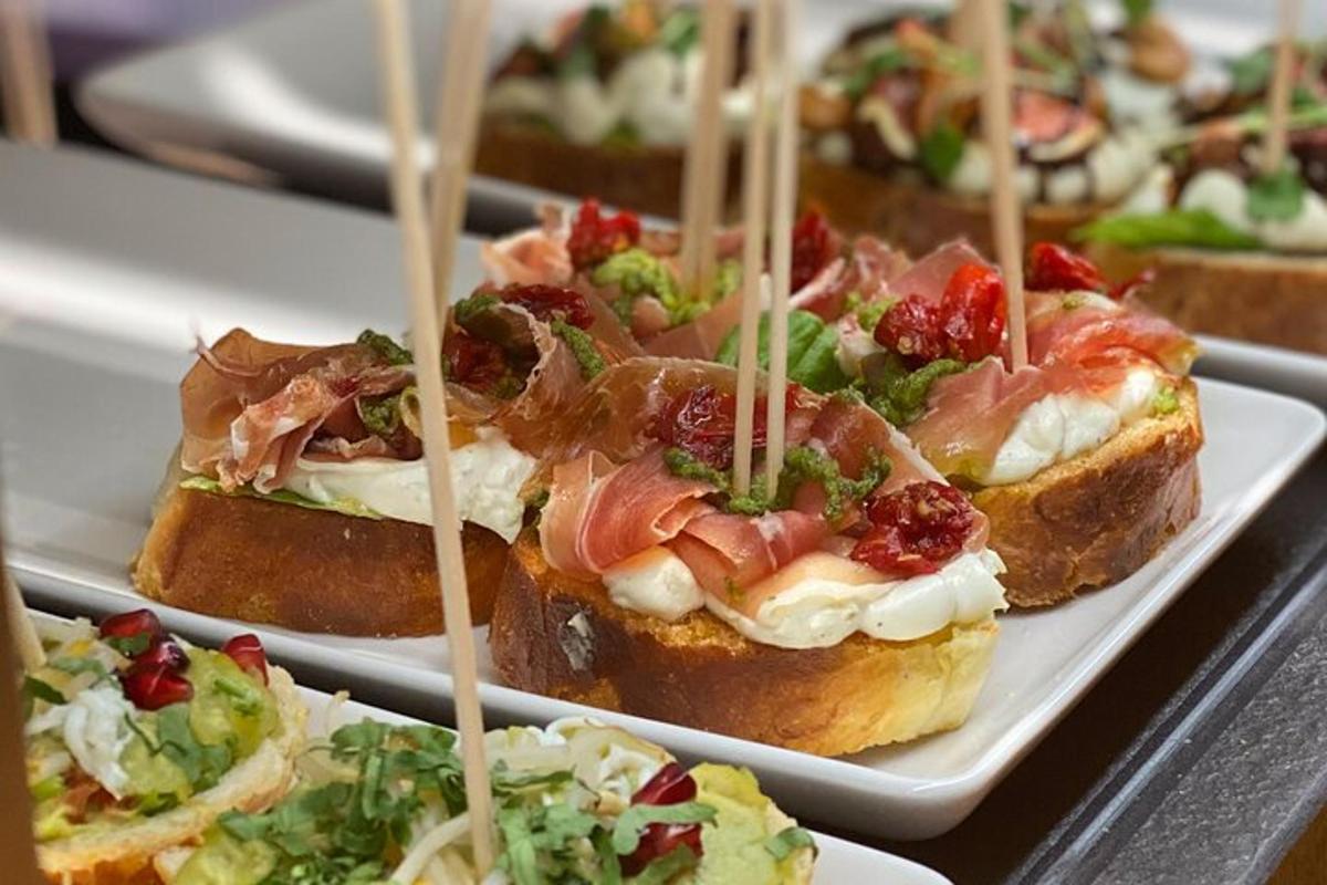 Un grupo de sándwiches en un plato blanco con palillos.