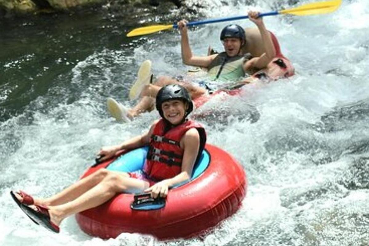 un grup de oameni care fac rafting pe un râu