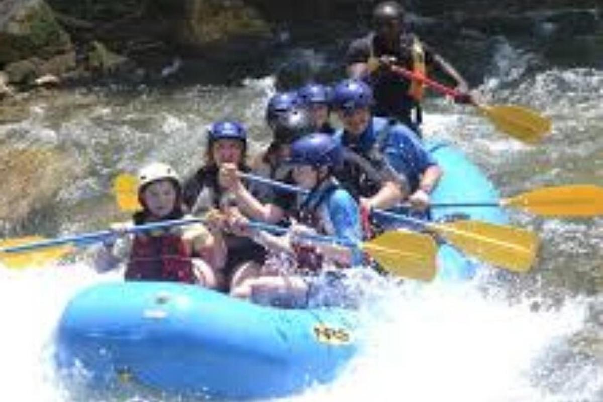 um grupo de pessoas fazendo rafting em um rio