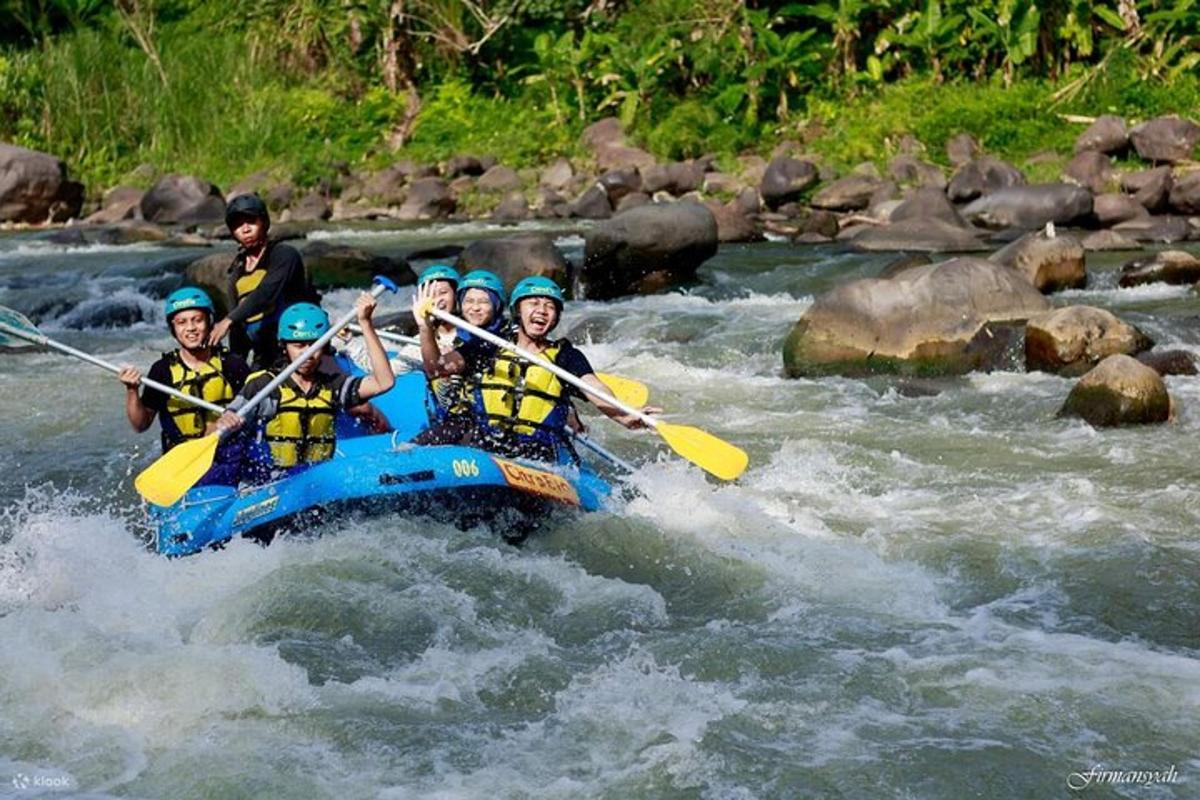 un gruppo di persone su una zattera in un fiume