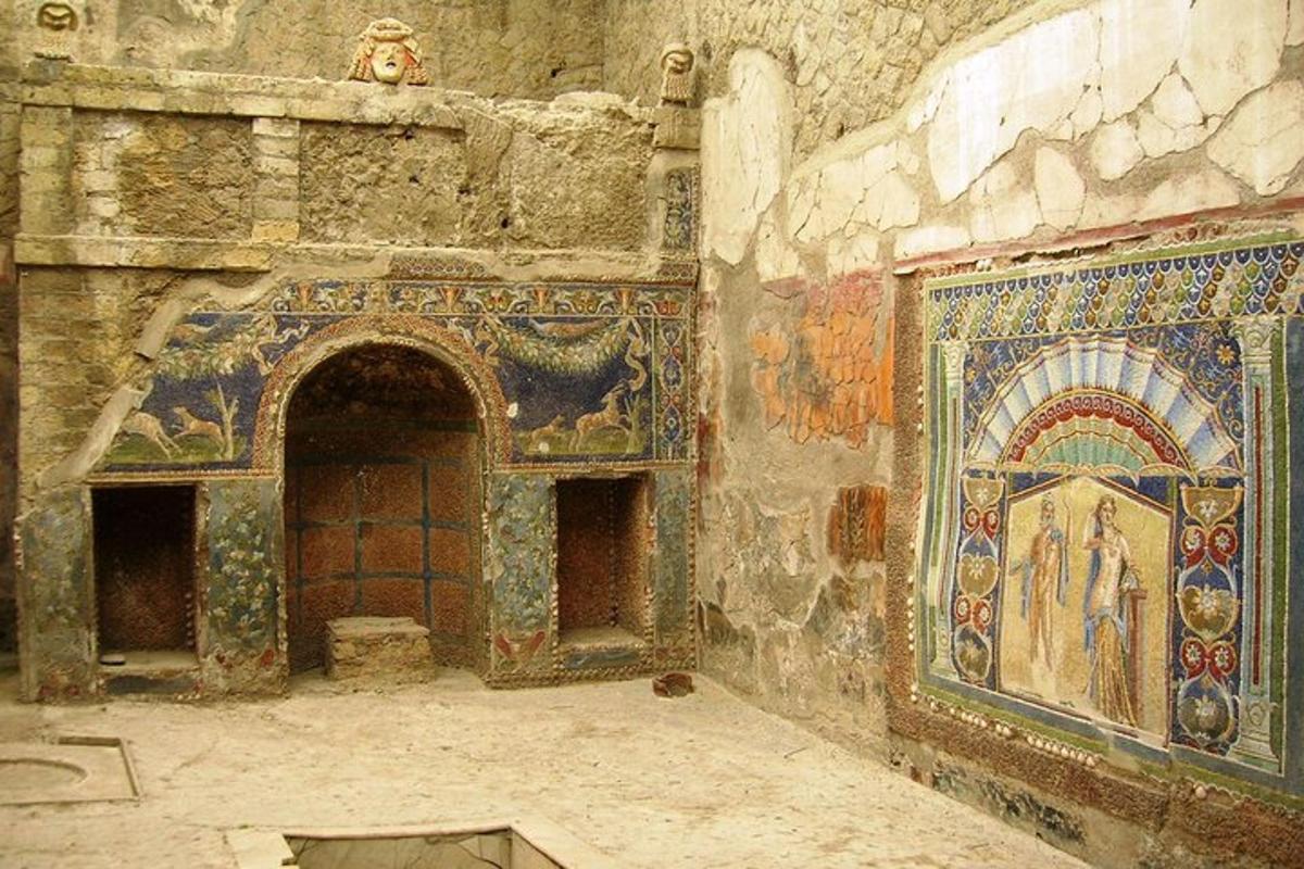 uma sala com mosaicos nas paredes de um edifício
