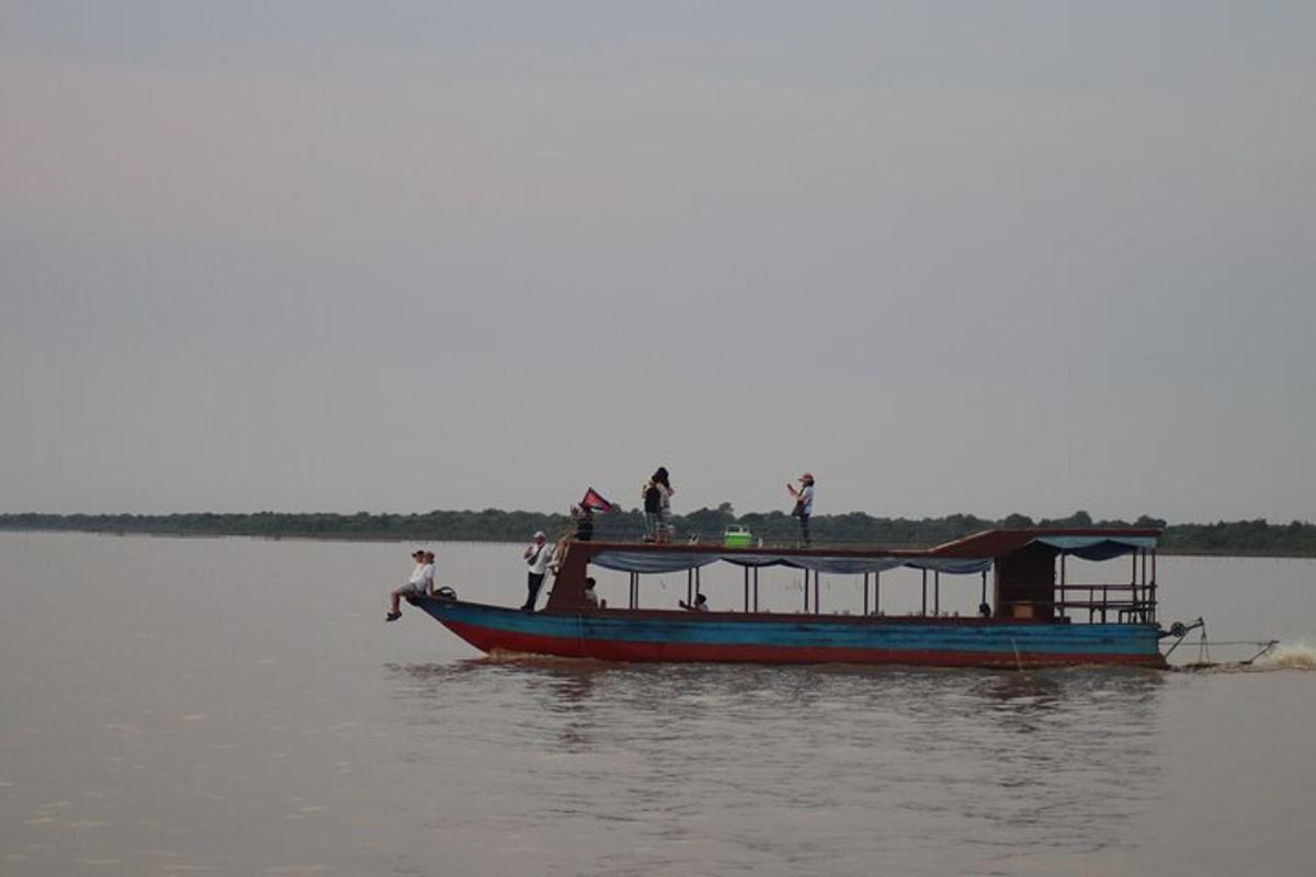 un grupo de personas en un barco en el agua