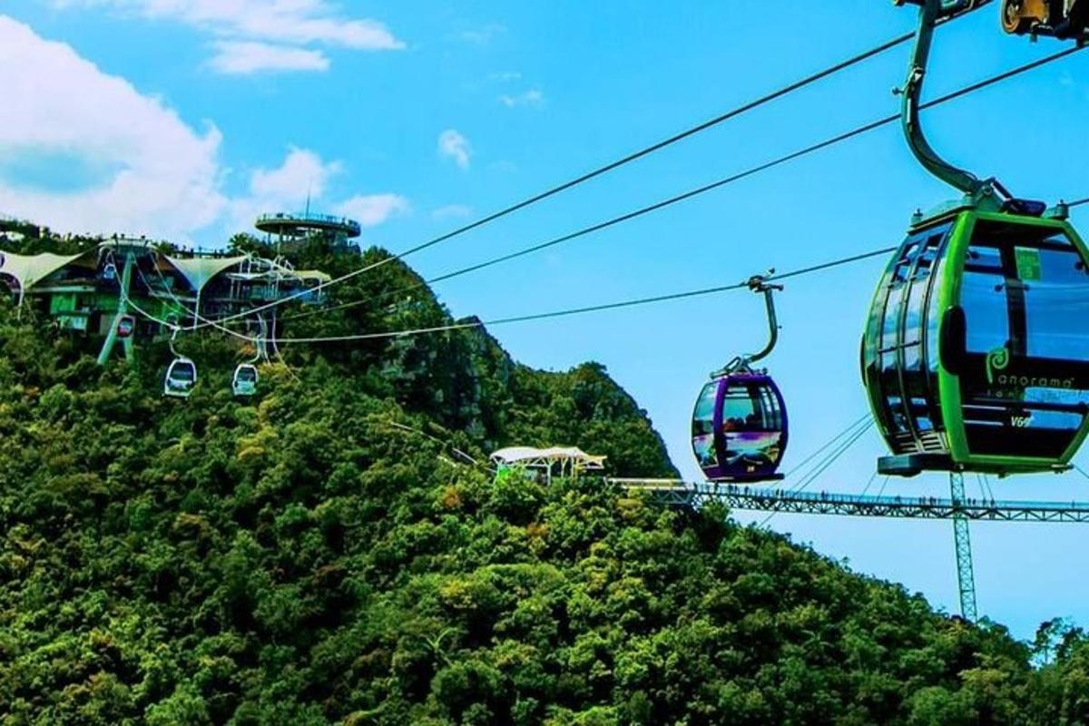 hai chiếc thuyền gondola trên một chiếc xe trượt tuyết trên một ngọn đồi