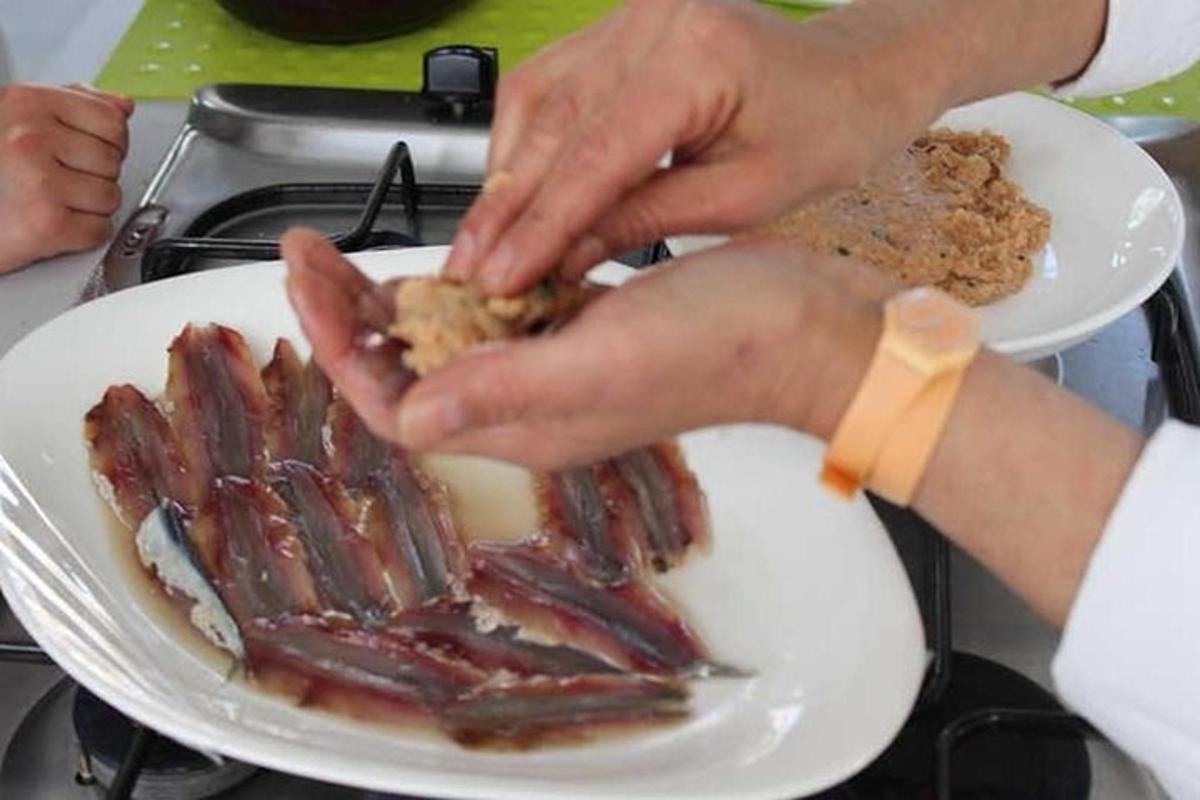 seseorang sedang memegang sepinggan bacon
