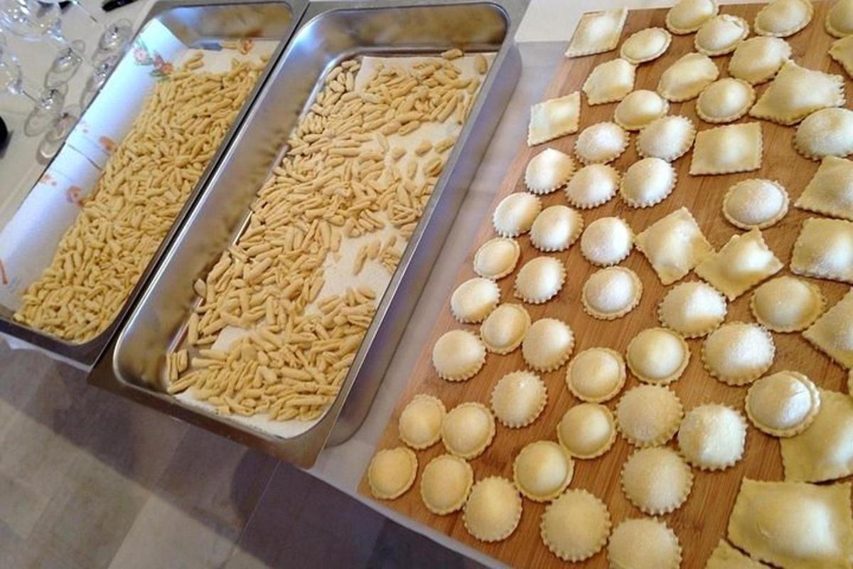 meja dengan dulang makanan di atasnya