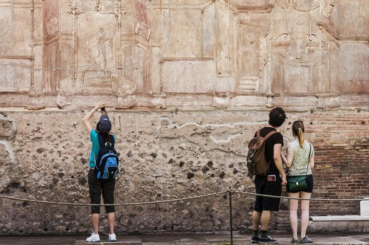 un groupe de personnes debout devant un mur