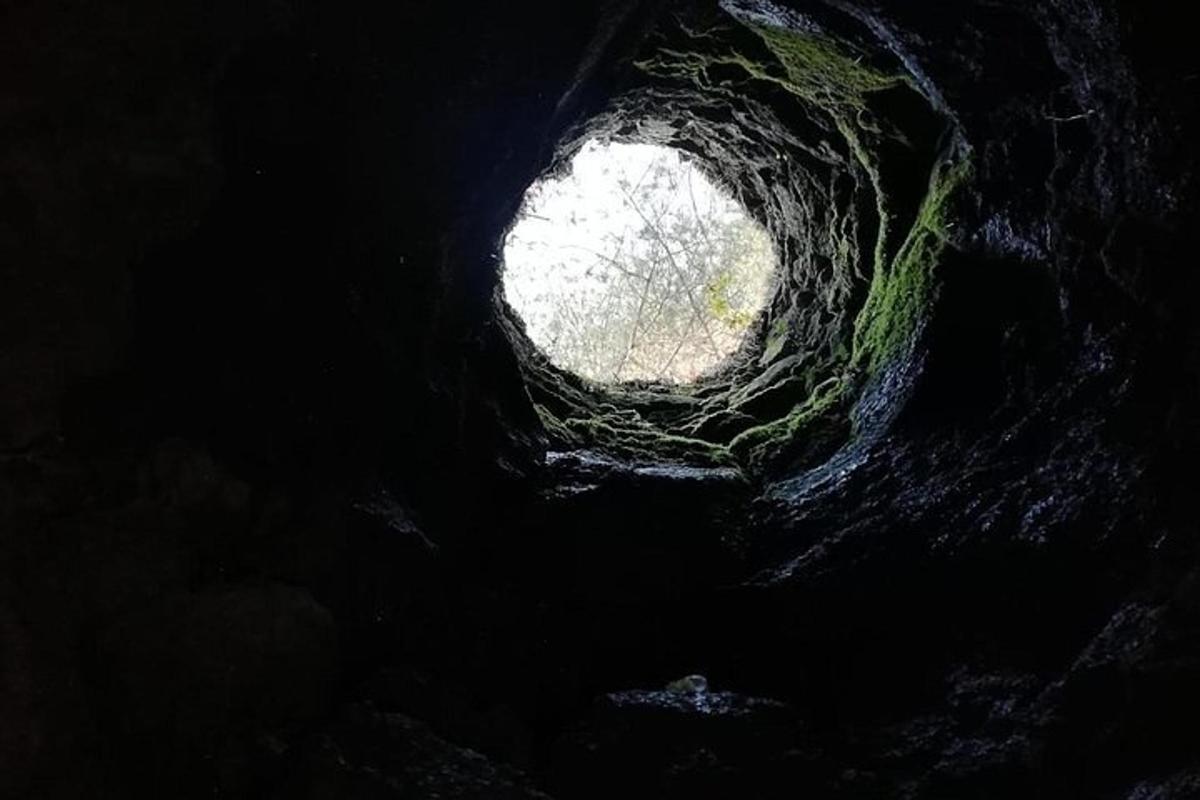 temna jama s krogom na sredini