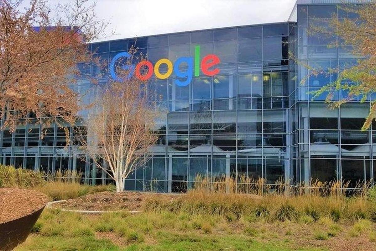 kancelářská budova Googlu s logem Googlu