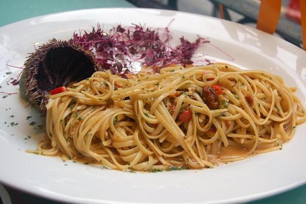 en tallerken pasta på en hvid tallerken