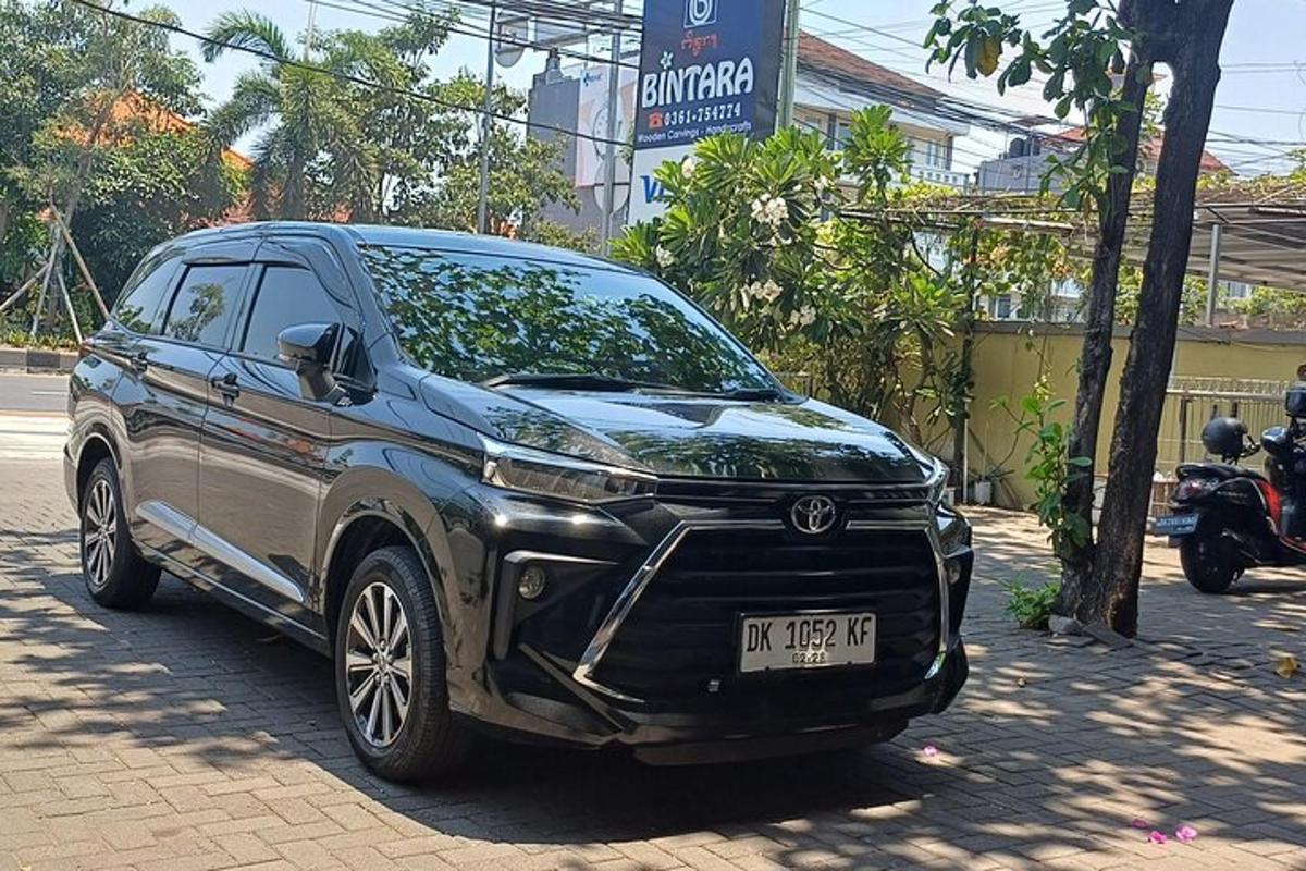 sebuah kereta diletakkan di tepi jalan