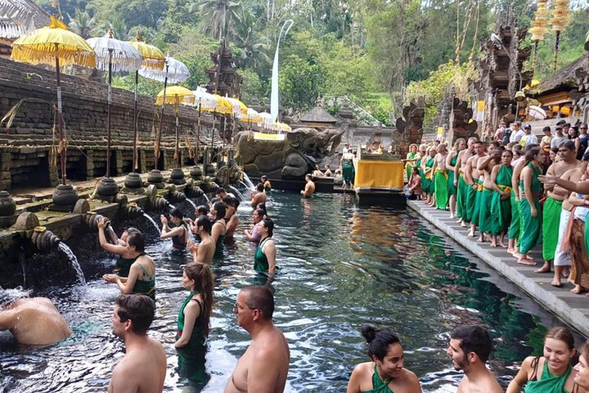 sekumpulan orang di dalam air di kolam