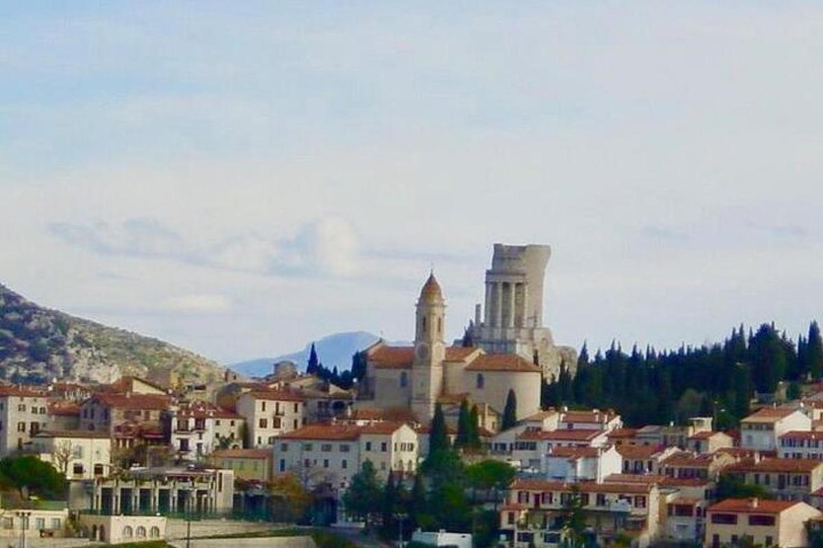 una città su una collina con case ed edifici