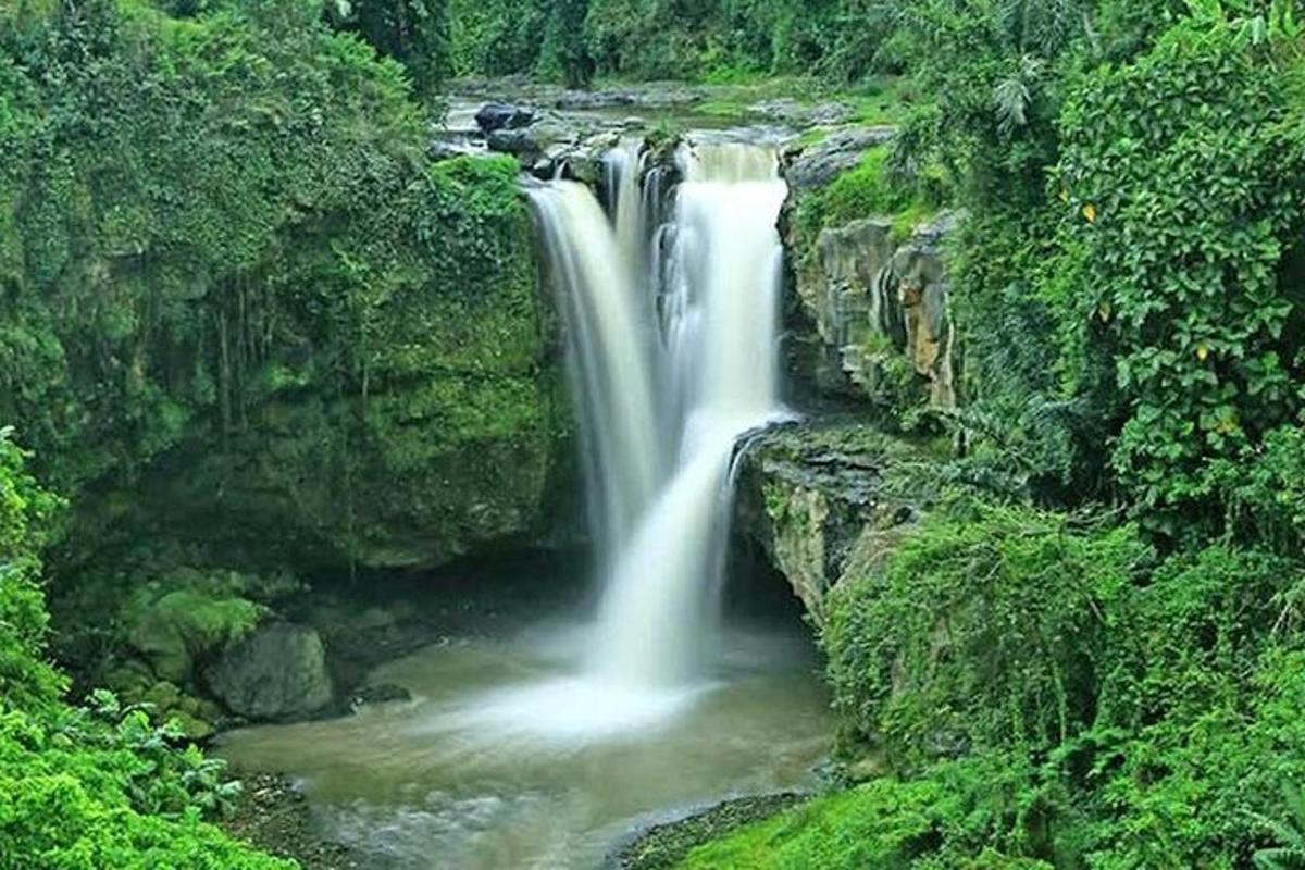 air terjun di tengah-tengah sungai