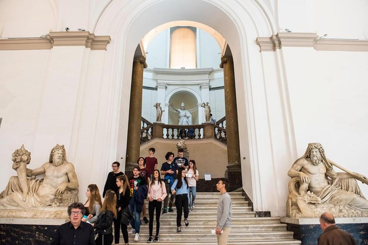 un gruppo di persone che scendono le scale in un museo