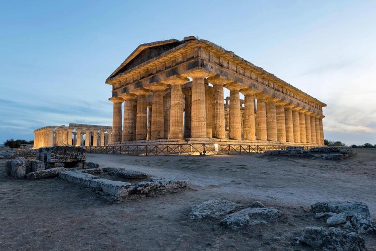 Un edificio antiguo con columnas en un campo.