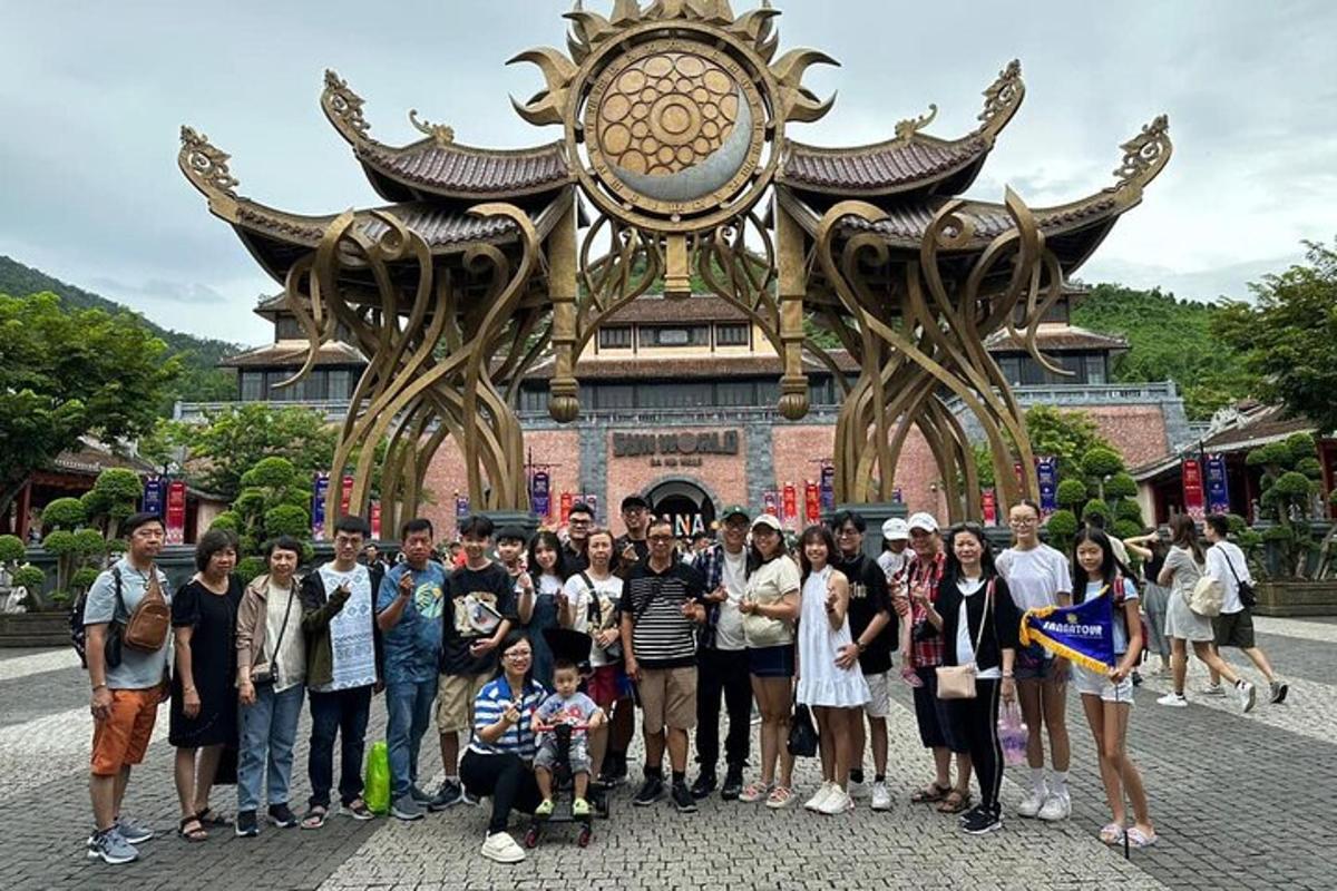 un grup de persones dempeus davant d'un temple