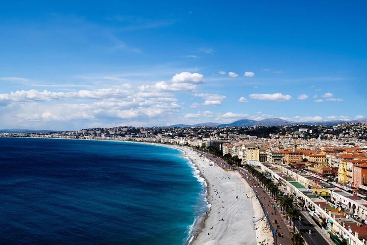 una vista aèria d'una platja i l'oceà