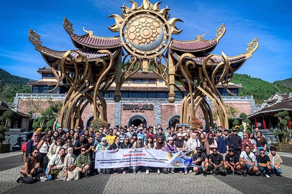 un gran grup de persones dempeus davant d'un edifici