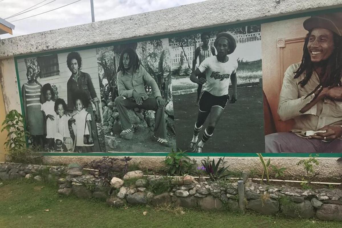 un murale di un gruppo di persone su un muro