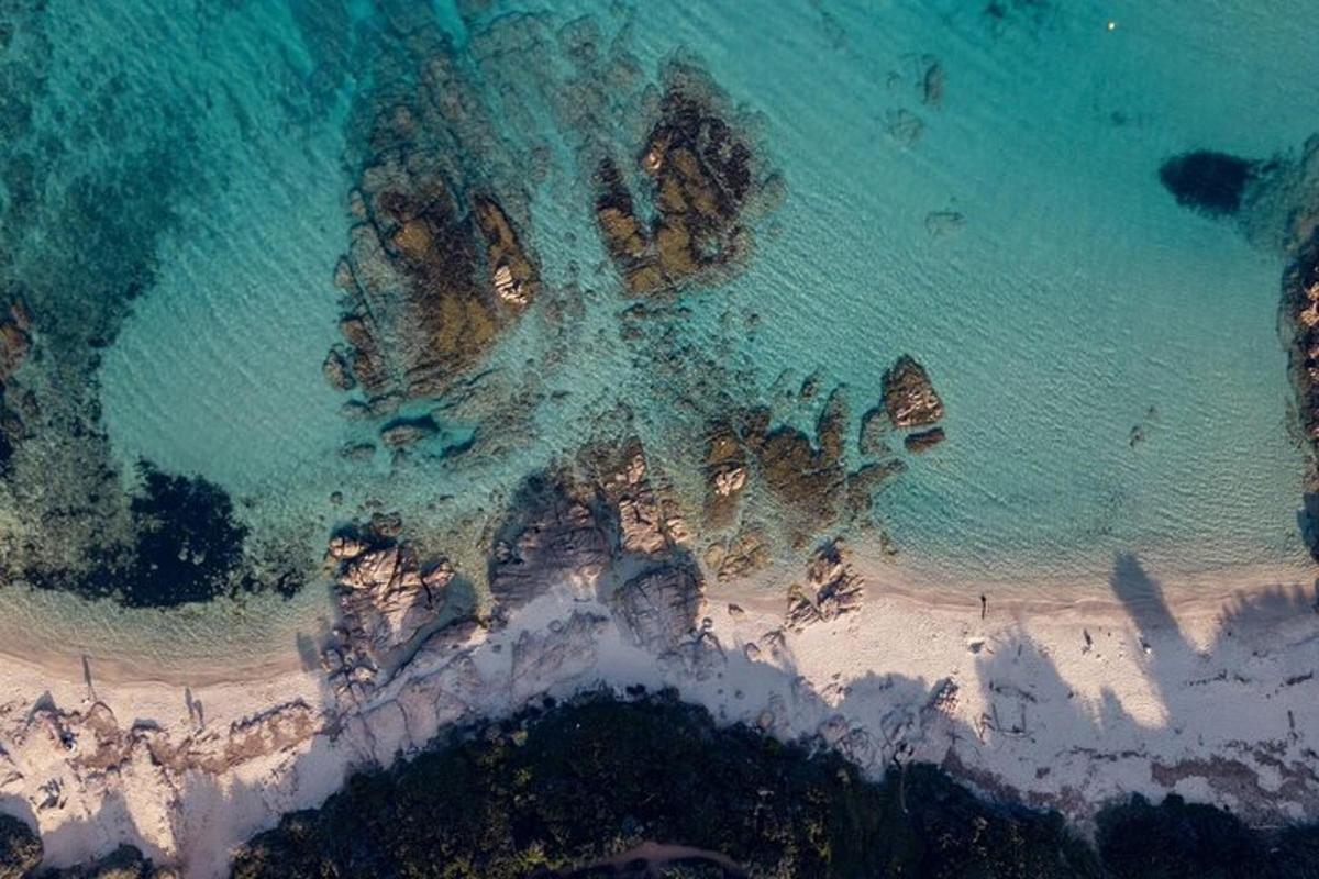 una vista aèria d'una platja i l'oceà