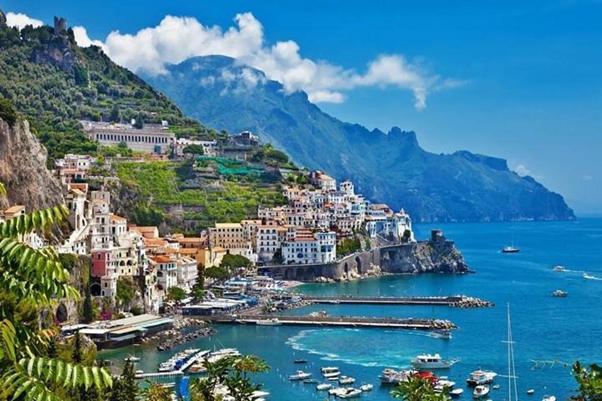 pemandangan pantai amalfi dengan bot di dalam air