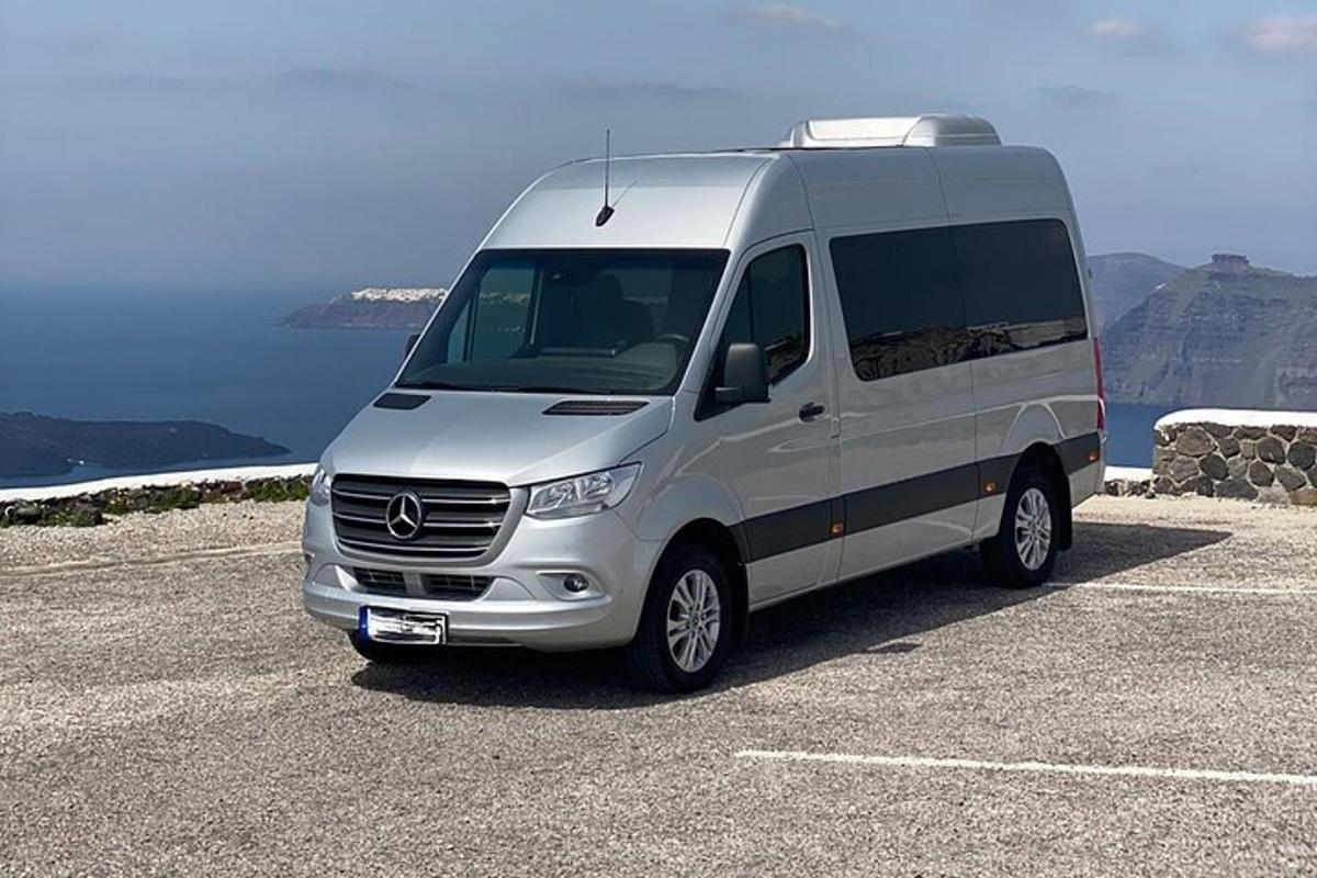 Una camioneta estacionada en un estacionamiento cerca del océano.