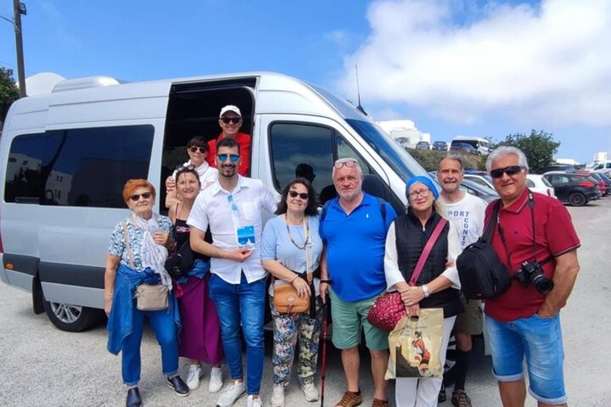 un gruppo di persone in piedi davanti a un furgone