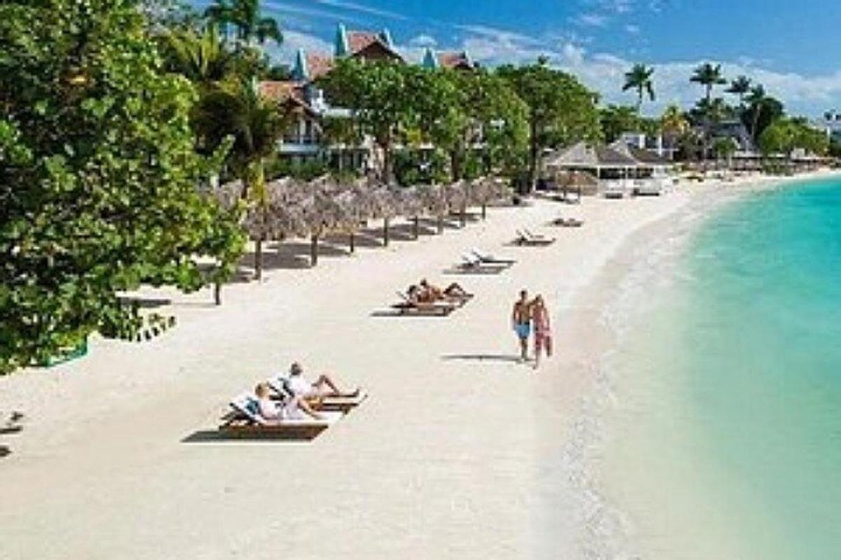 Grupa ludzi spacerująca po plaży
