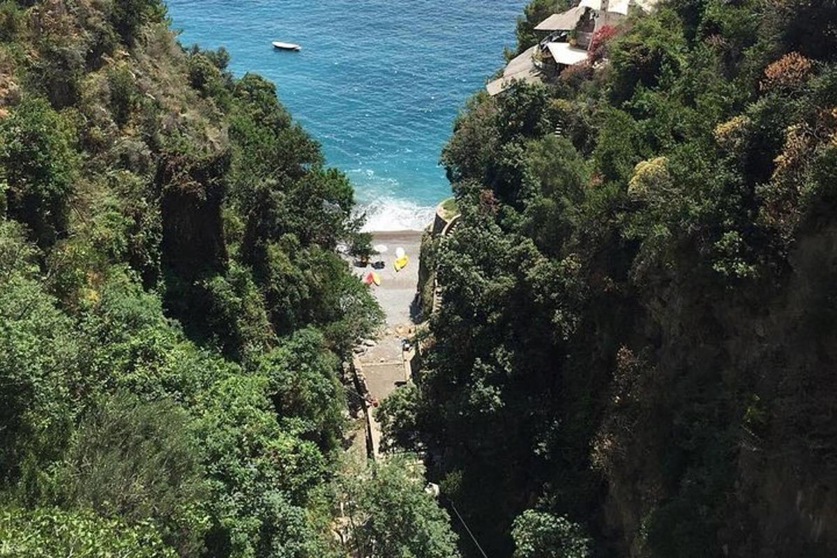 pemandangan pantai dari gunung dengan lautan