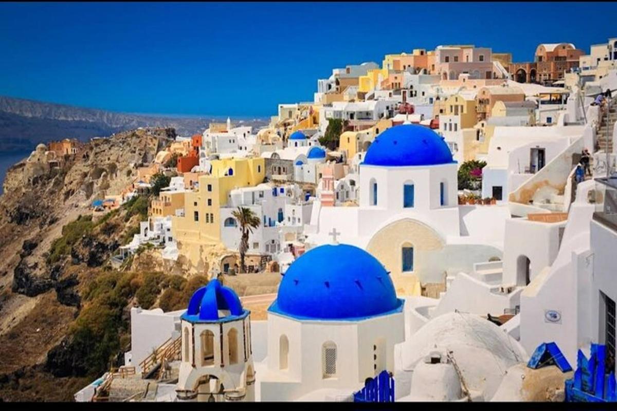 una vista di un villaggio con cupole blu su una collina