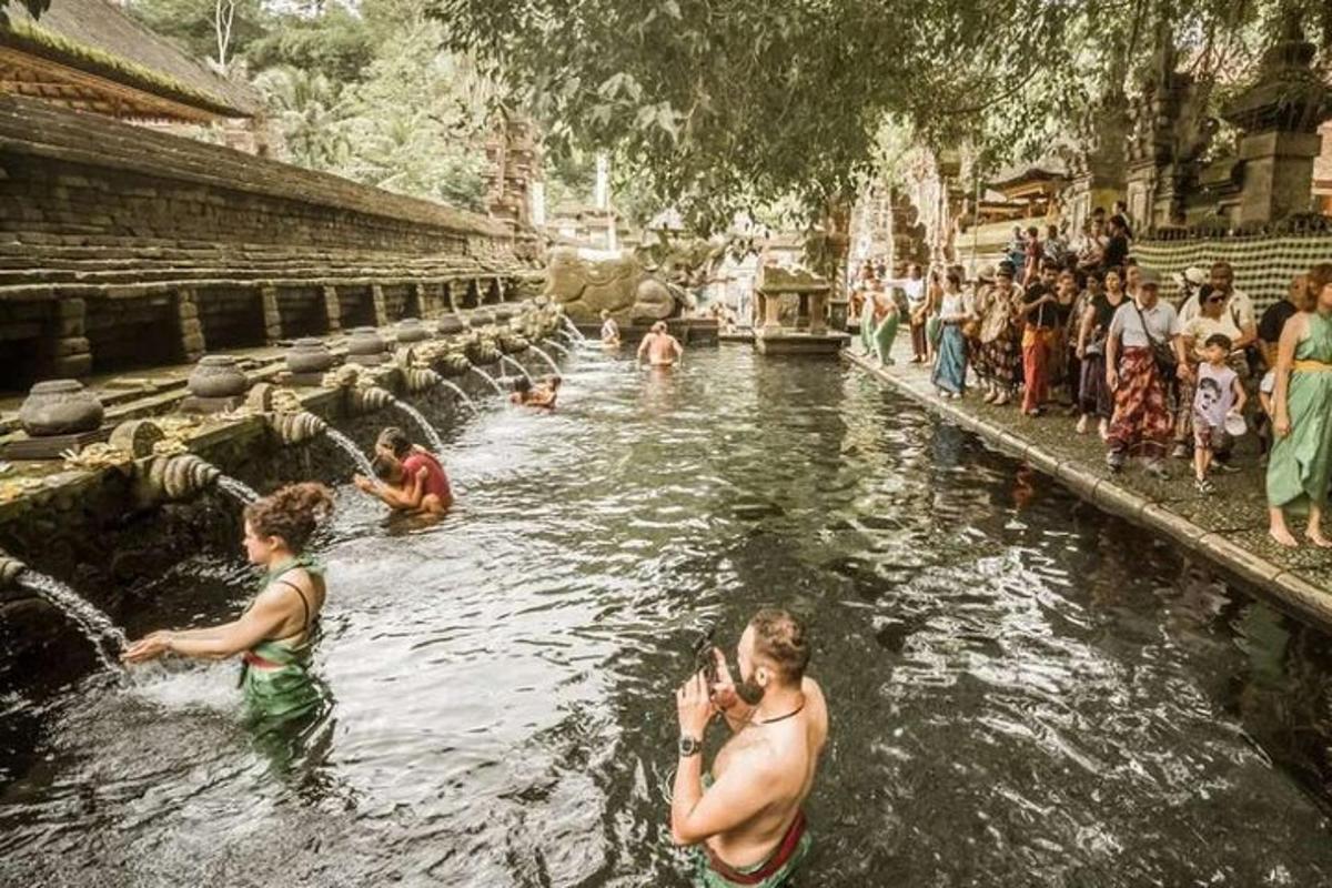 um grupo de pessoas na água de um rio