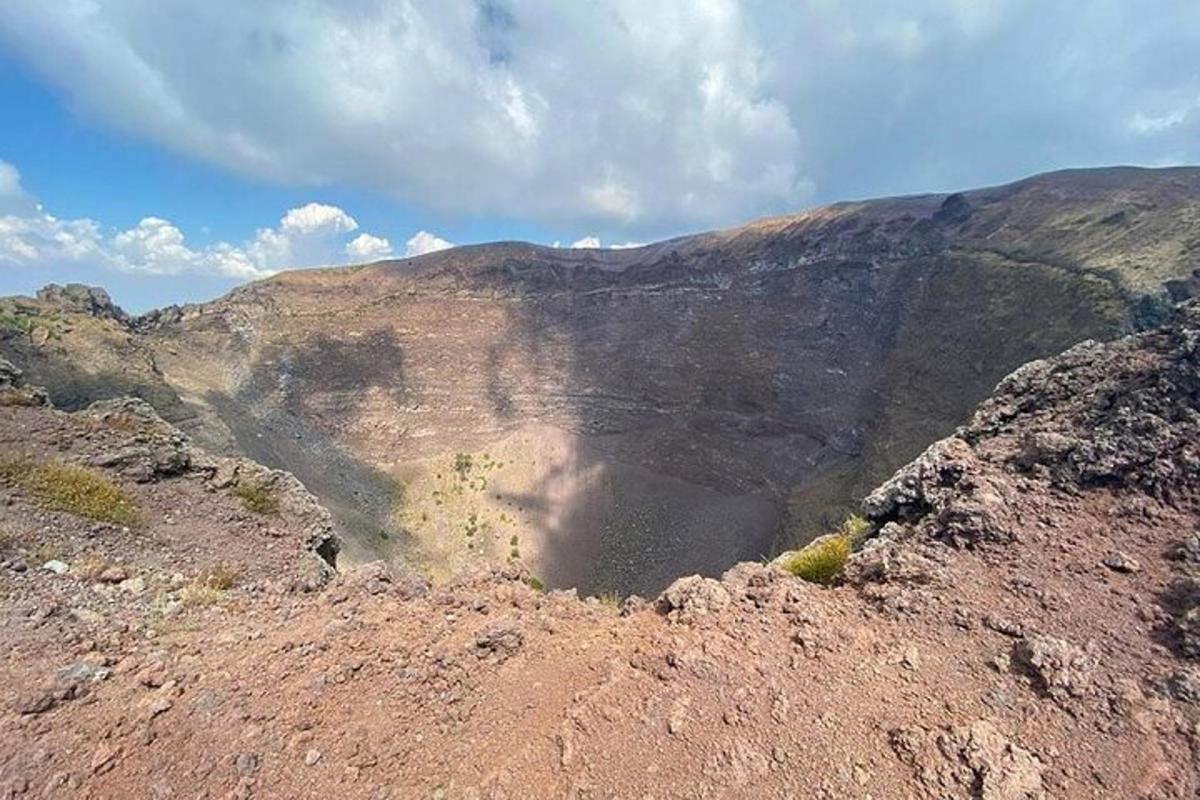 útsýni yfir fjall af hæðartoppi