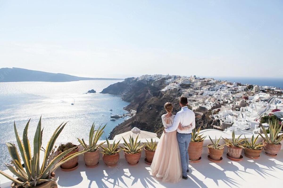 una sposa e uno sposo in piedi sul bordo di un balcone che si affaccia su una città