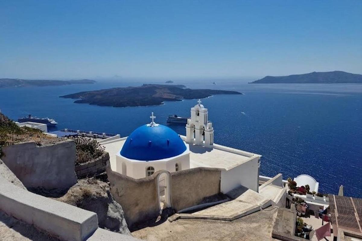 una chiesa con una cupola blu in cima all'oceano