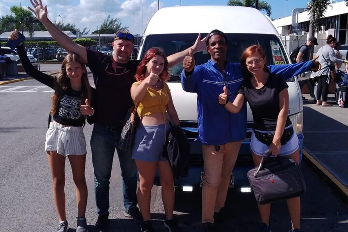 um grupo de pessoas em pé na frente de uma van