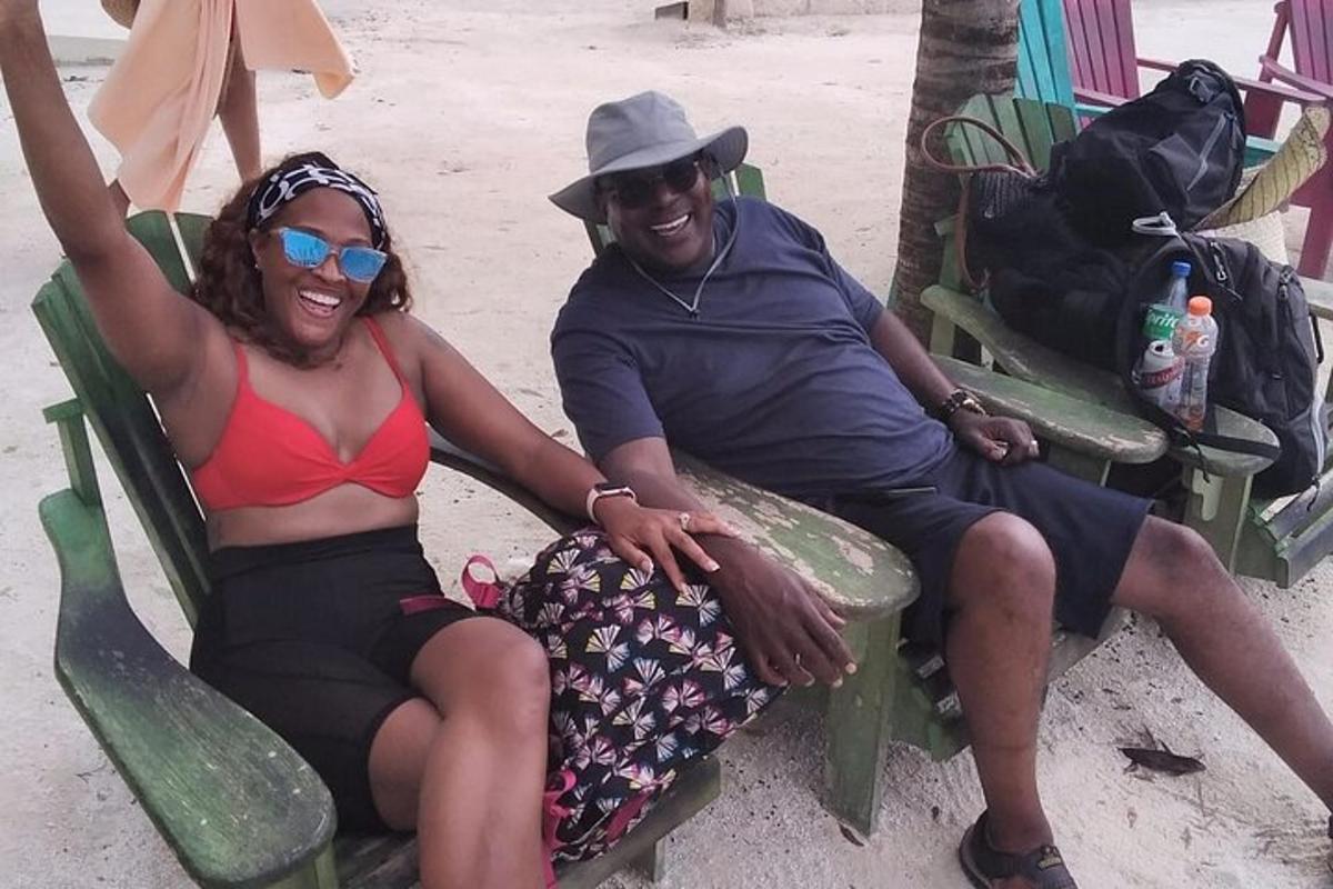 um homem e uma mulher sentados em cadeiras na praia
