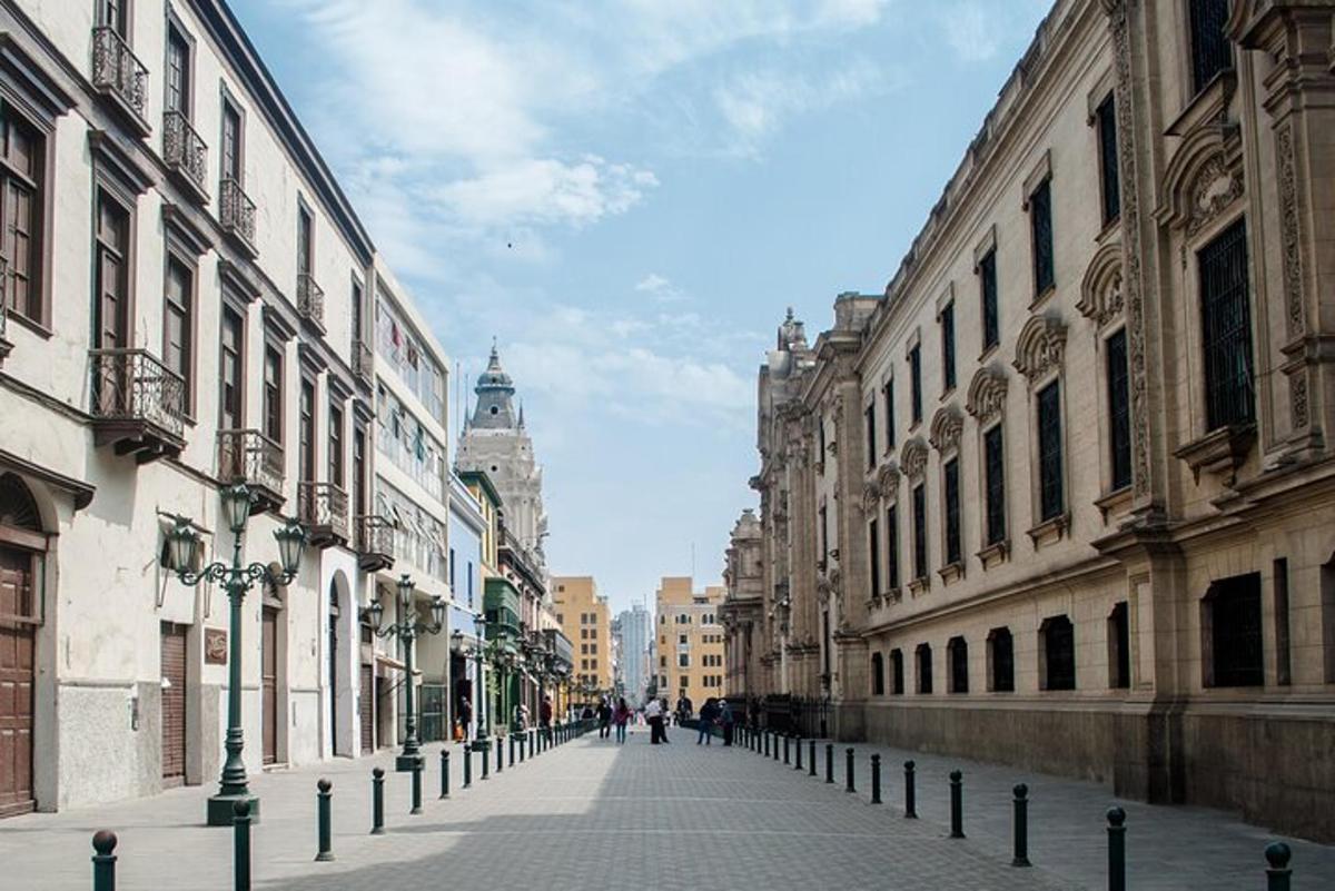 una strada vuota in una città con edifici