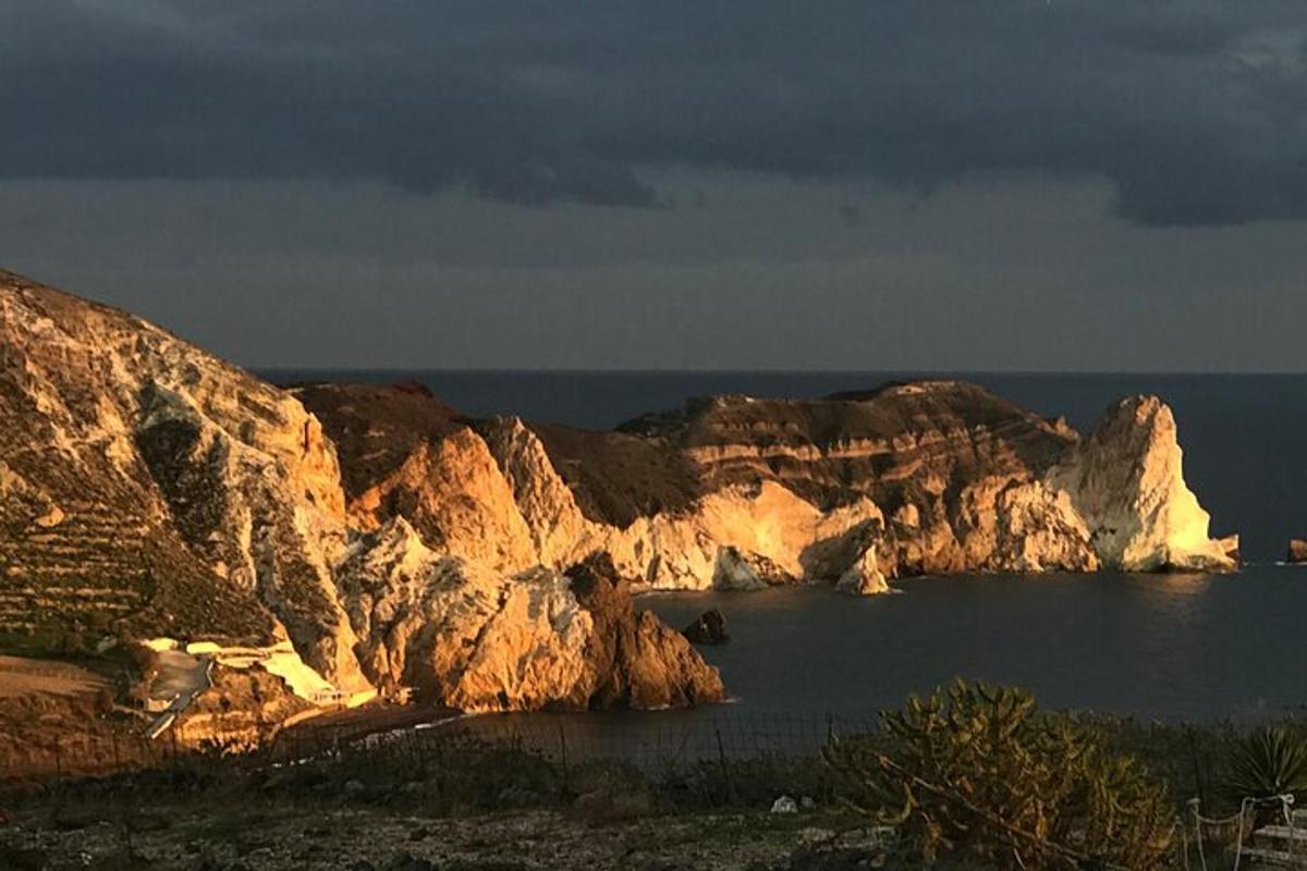 μια θέα μιας παραλίας με βράχια και τον ωκεανό
