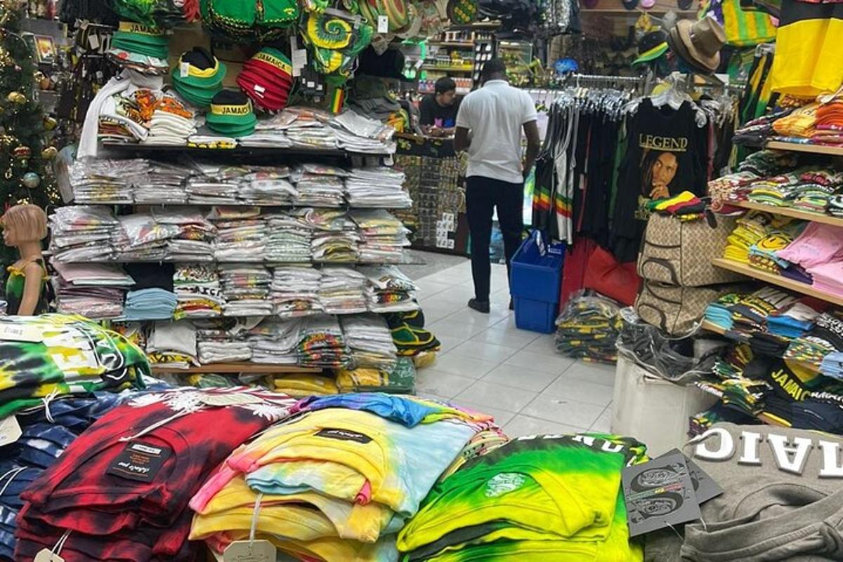 sebuah kedai dengan sekumpulan baju dan barangan lain