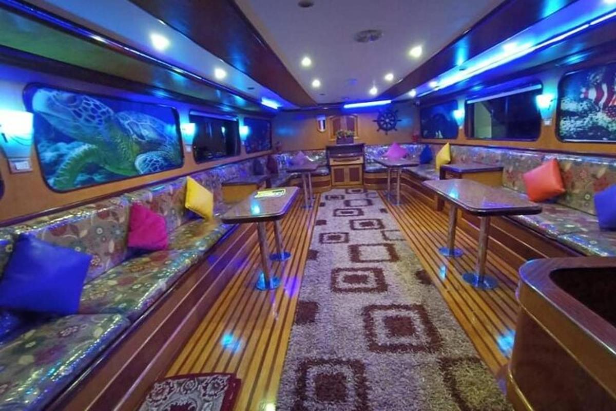 một quầy bar có bàn và ghế sofa trong phòng