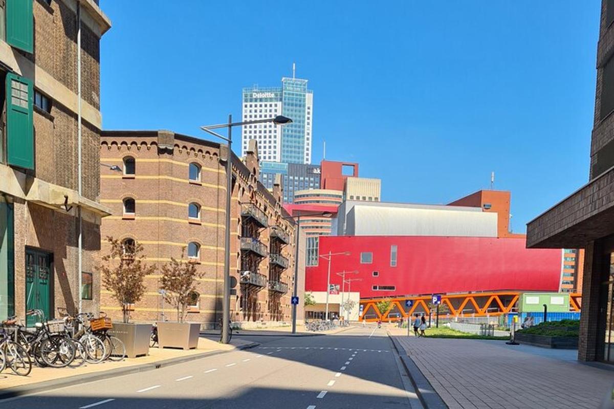 una strada vuota in una città con edifici
