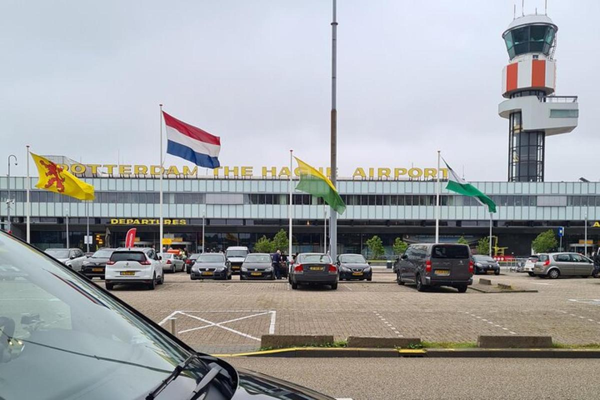 parkoviště s auty zaparkovanými před letištěm