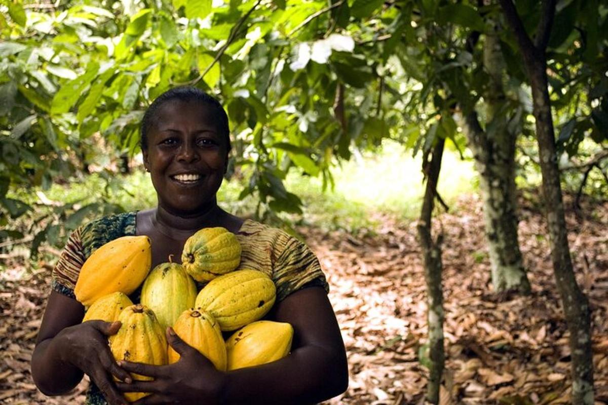 un uomo tiene in mano un casco di banane