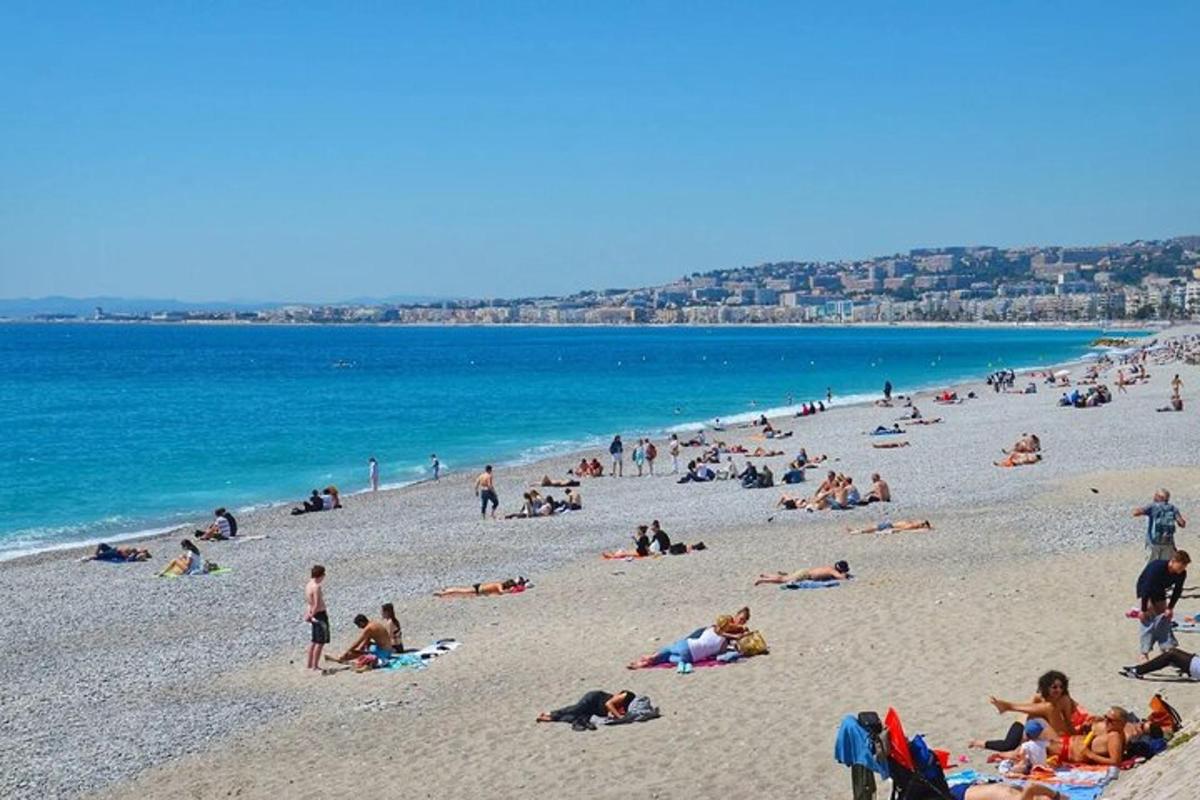 duża grupa ludzi na plaży