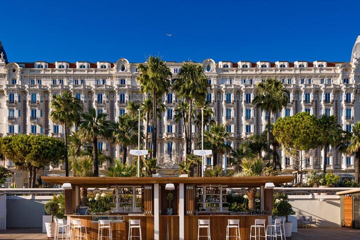 un hôtel avec une table et des chaises devant un bâtiment