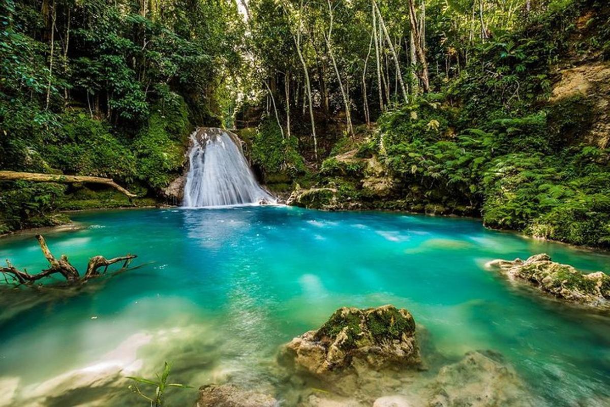 uma cachoeira no meio de uma piscina de água azul